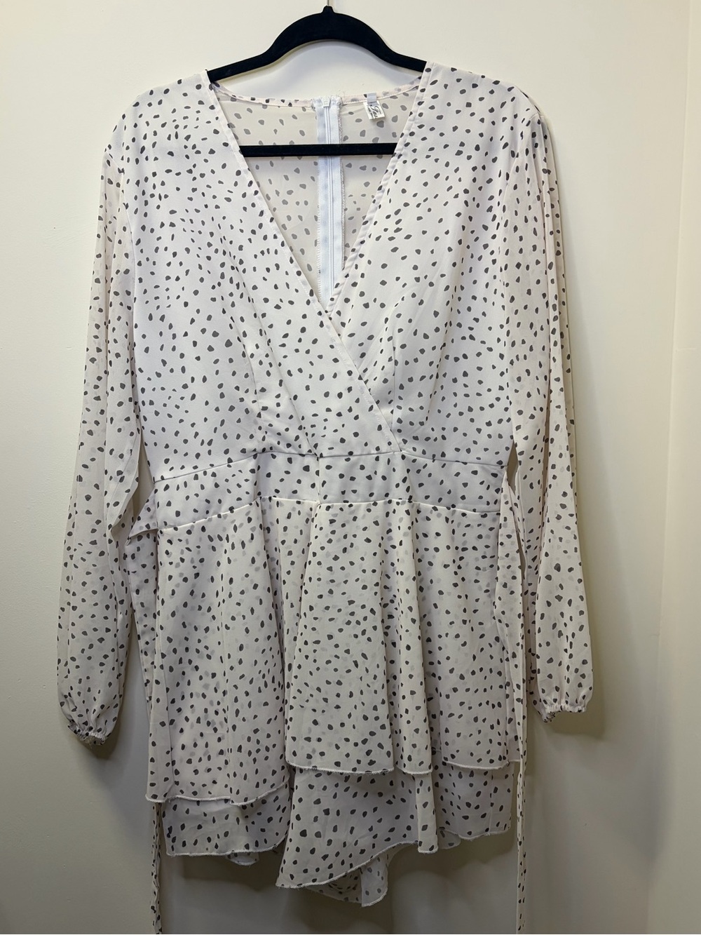 Womens Cream & Black Polka Dotted Long-Sleeve V-Neck Tiered Romper Size Large